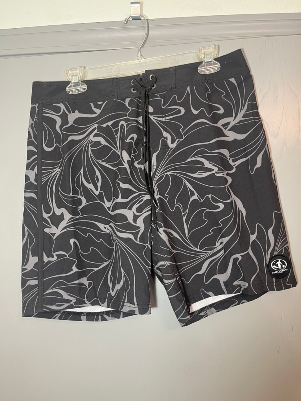 HulaKai Hawaii size 31 Men's Black & Gray Patterned Swim Trunks